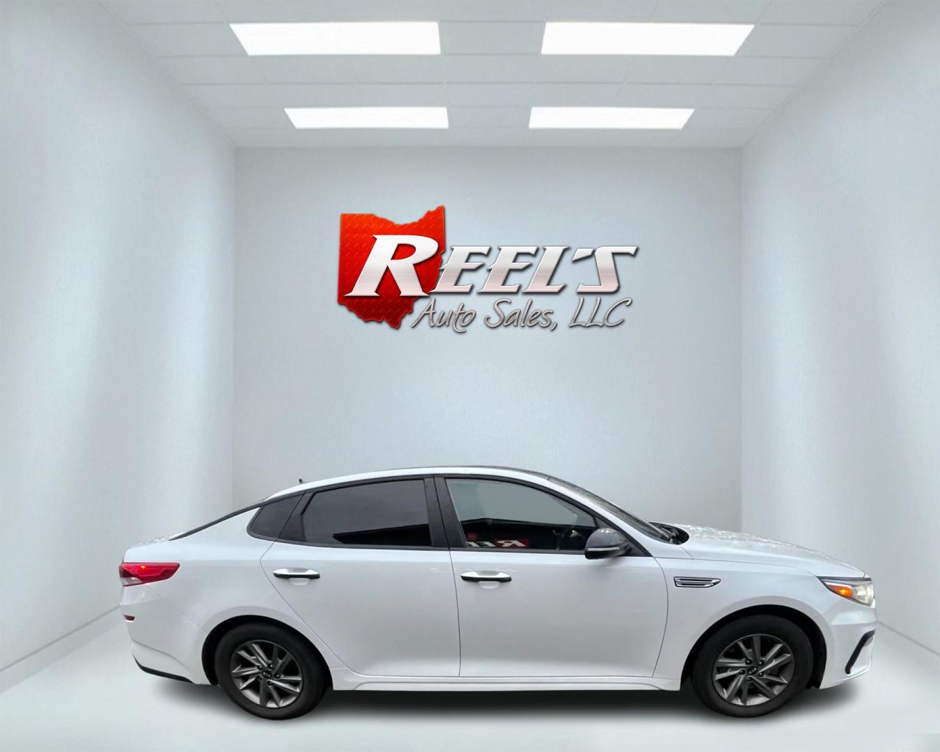 2019 White /Black Kia Optima LX (5XXGT4L36KG) with an 2.4L I4 DOHC 16V engine, 6A transmission, located at 11115 Chardon Rd. , Chardon, OH, 44024, (440) 214-9705, 41.580246, -81.241943 - Photo#4